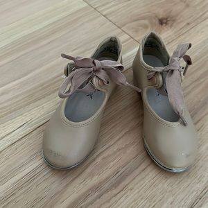 Toddler nude tap shoes size 8